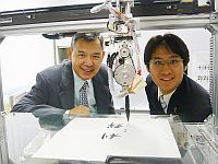 「REAP」機器人視覺的書法學習系統，由中大機械與自動化工程學系系主任任揚教授（左）及其博士研究生林曉敏研發